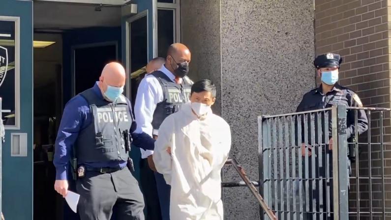 【现场】涉性虐杀害女友 纽约52岁华男被押送候审
