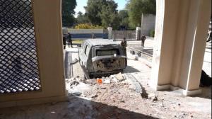 伊拉克总理官邸遭武装无人机夜袭 车辆房屋碎片满地