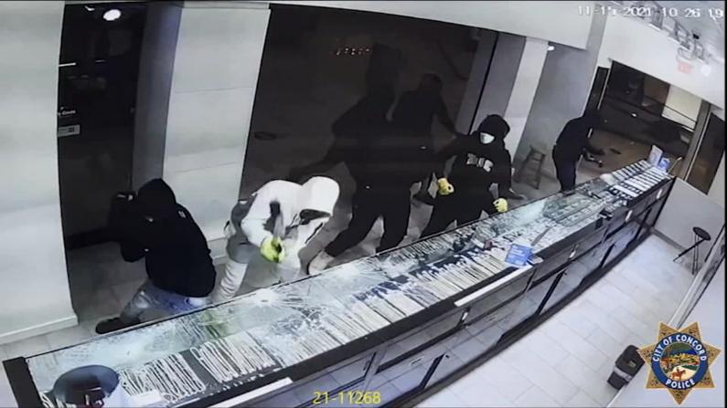 【监控】加州珠宝店遭有组织集团抢劫 1分钟扫空嫌犯逃脱