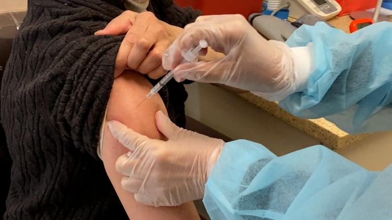 纽约华人积极接种新冠疫苗加强针：打完过节更安心