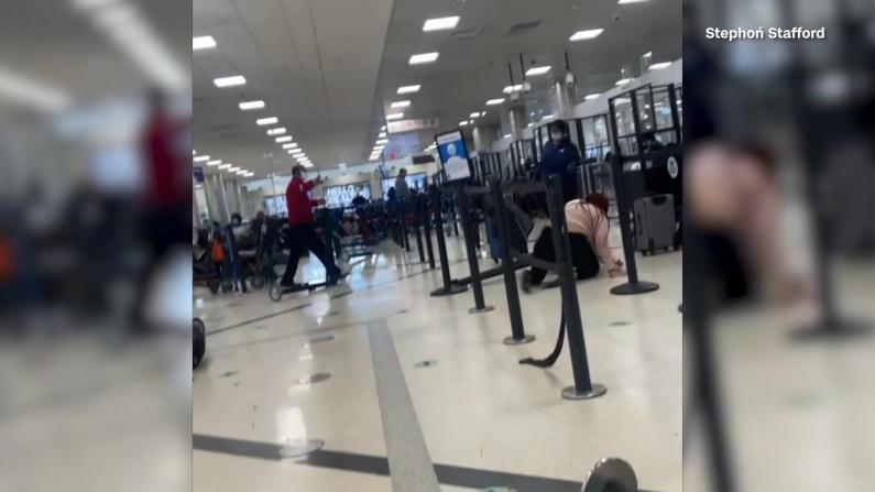 亚特兰大机场安检“擦枪走火” 乘客四处逃散杂物丢满地