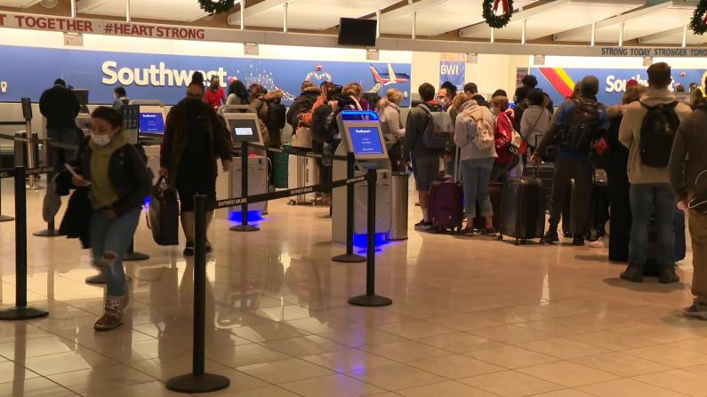 连续6天机场安检超200万人 多地迎来感恩节出行高峰
