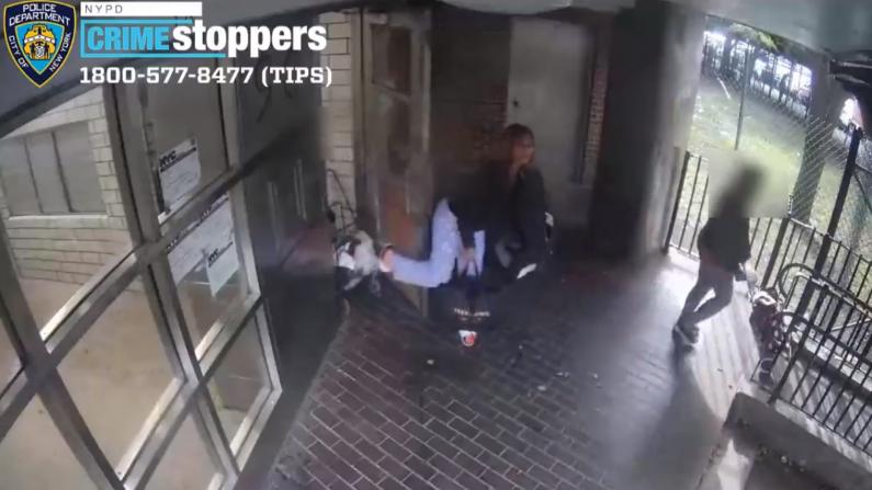 70岁女性纽约华埠公寓门口遭袭 嫌犯多次恶意踢踹