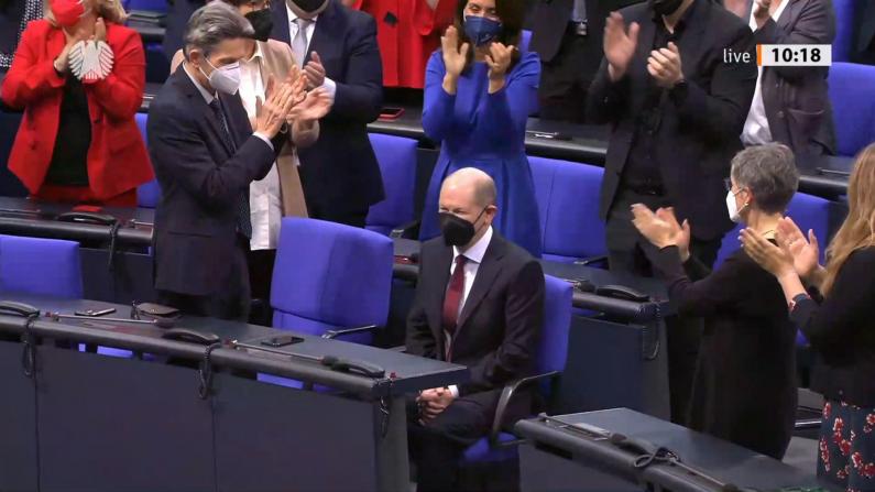 朔尔茨当选德国新总理 议会为默克尔鼓掌