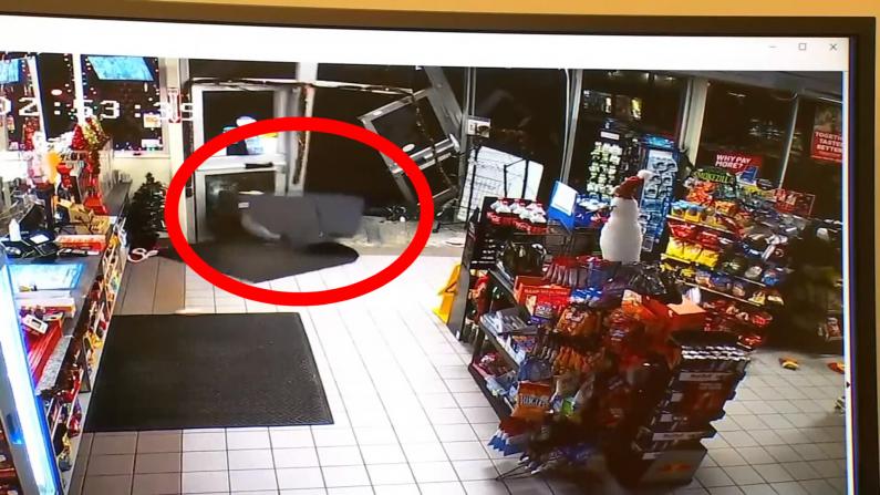 【监控】康州惯犯团伙连抢多店 竟用这种方式偷ATM机
