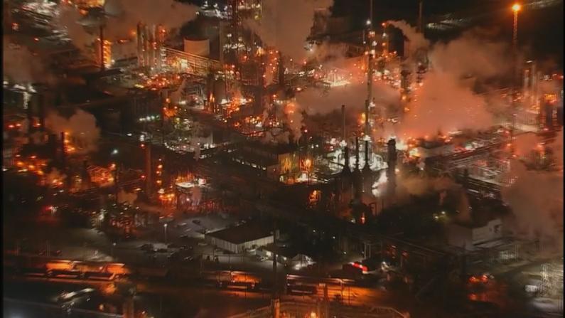 得州炼油厂疑爆炸引大火 附近民众：曾听到巨响