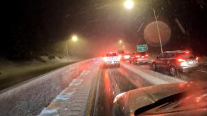 “白色圣诞节”搞砸交通 西部多地高速路拥堵车祸