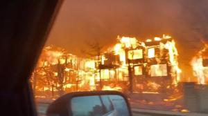 科罗拉多大火延烧 高速路烟尘弥漫 房屋陷入火海
