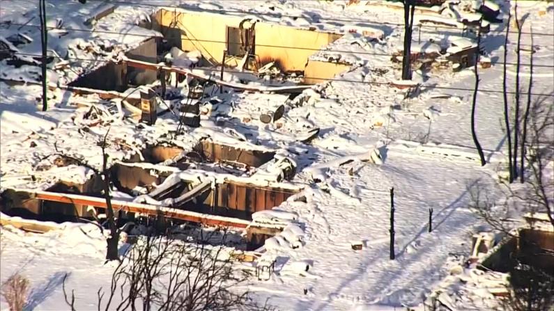 科州野火2人失联 灾民雪后回到家园：希望废墟下能剩些“宝藏”