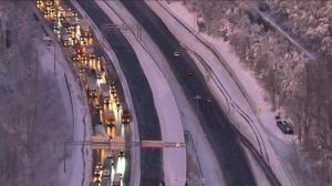 美东风雪致多人死伤 司机被堵高速路15小时