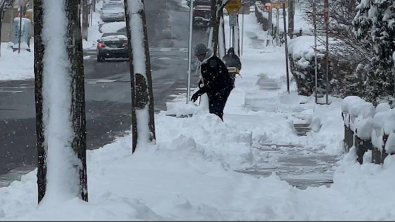 暴风雪侵袭波士顿 降雪达10英寸