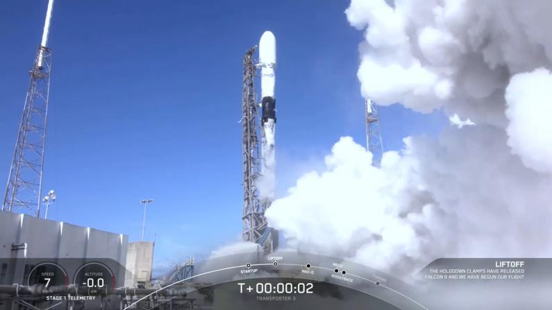 SpaceX猎鹰9号携105颗“商业拼车”卫星上天