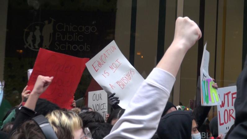 数百名芝加哥公校学生罢课 要求恢复网课