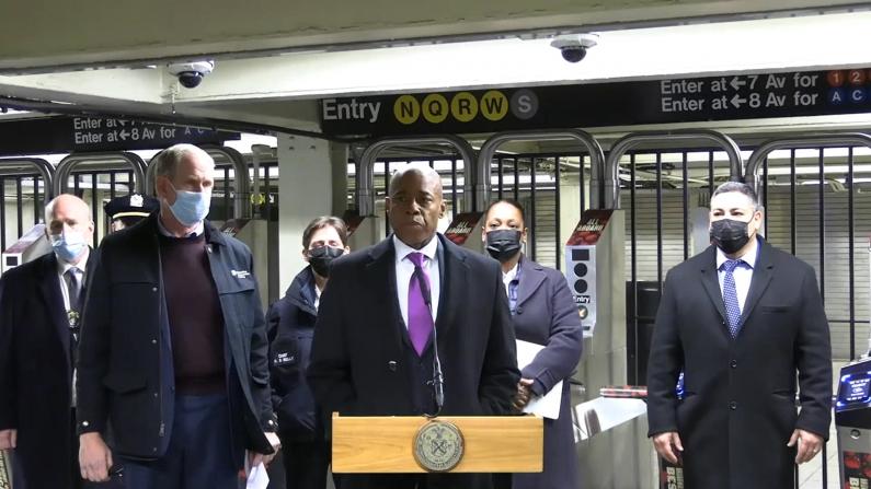 纽约地铁站推人案亚裔死者身份确认 嫌犯被控谋杀 疑有精神问题