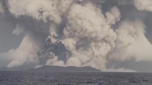 烟雾喷射四散如“蘑菇云” 火山灰覆盖地面 汤加灾难现场画面公开
