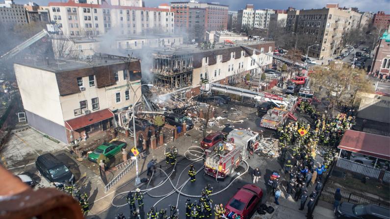 纽约布朗士再发悲剧 公寓爆炸起火坍塌多人死伤