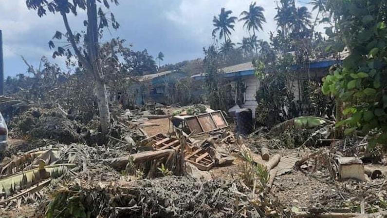 汤加发布首都灾后照片 火山灰覆盖地面 房屋坍塌一片狼藉