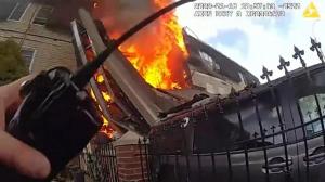 【现场】公寓爆炸起火岌岌可危 NYPD警员混乱中英勇救人