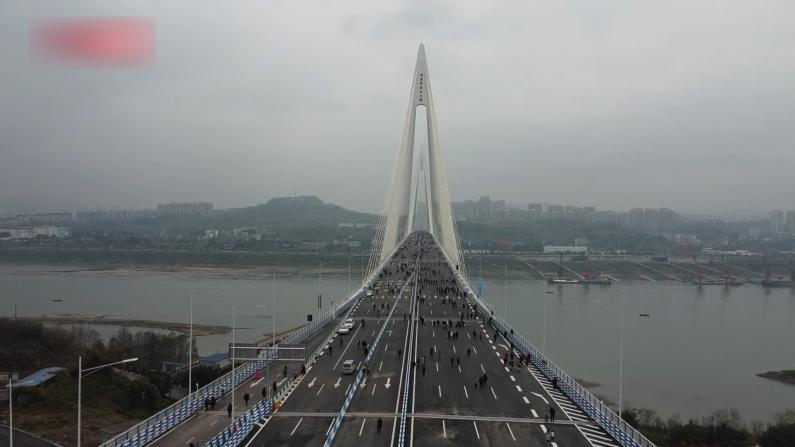 世界最大跨径公轨两用钢桁梁斜拉桥将开通 民众提前“踩桥”