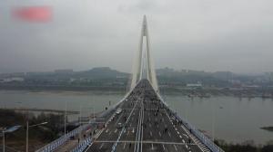 世界最大跨径公轨两用钢桁梁斜拉桥将开通 民众提前“踩桥”