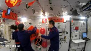 灯笼对联装点中国空间站 “出差三人组”发来新春祝福