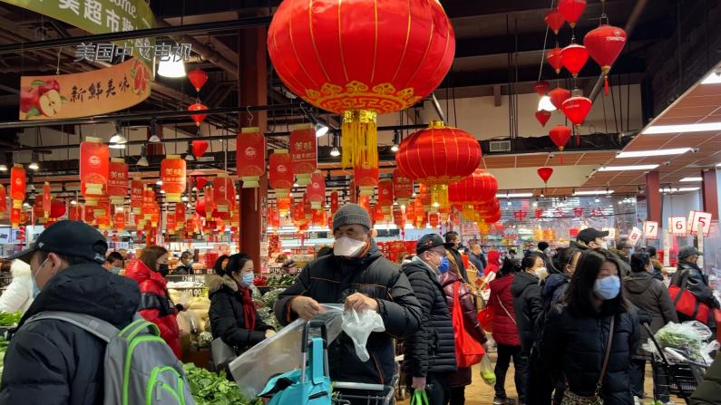 纽约华人除夕忙采购 法拉盛年货销售额暴增 超市从早到晚排长龙