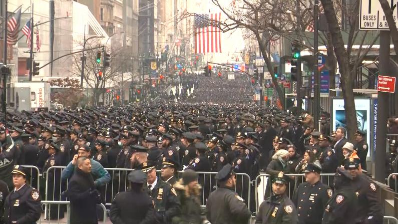 第二名殉职NYPD警员告别仪式举行 纽约再现警察蓝色海洋