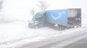 冬季风暴袭中西部超4000航班取消 公路车祸不断