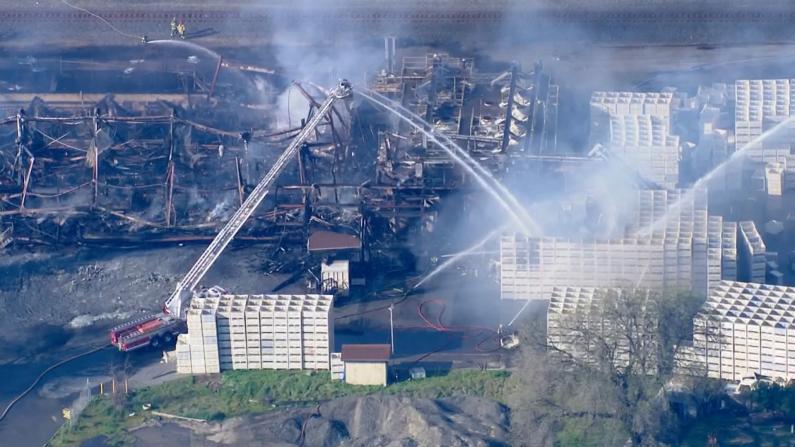 浓烟数英里外可见 北加核桃厂发生大火 厂房烧得只剩架子