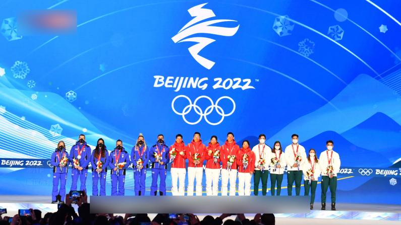 中国队北京冬奥首金颁奖仪式 武大靖范可新又哭了