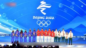 中国队北京冬奥首金颁奖仪式 武大靖范可新又哭了