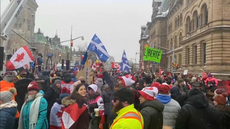 堵塞大桥、围困首都…加拿大卡车司机抗议防疫措施进入第二周