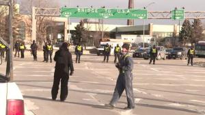 加拿大警方清场美加边境桥 双方僵持未有通车迹象