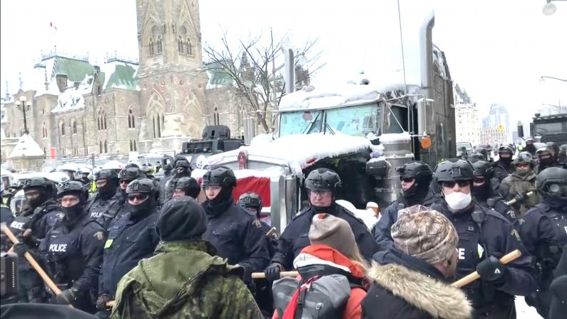 警方执行最后清场 加拿大抗议者结束对首都核心区三周“占领”