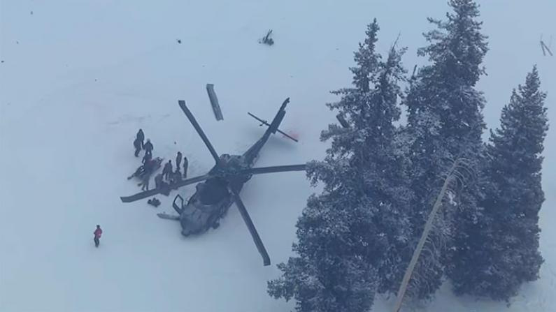 场面惊人 国民警卫队直升机意外坠落山间雪场