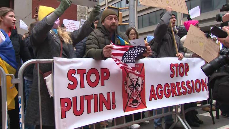 俄乌战事爆发后 纽约、华盛顿等多地举行反俄挺乌抗议