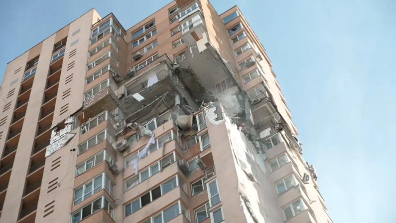 基辅公寓遭攻击高楼摇摇欲坠 俄乌互相指责