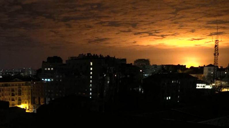 基辅附近深夜发生爆炸 火球染红大片天空