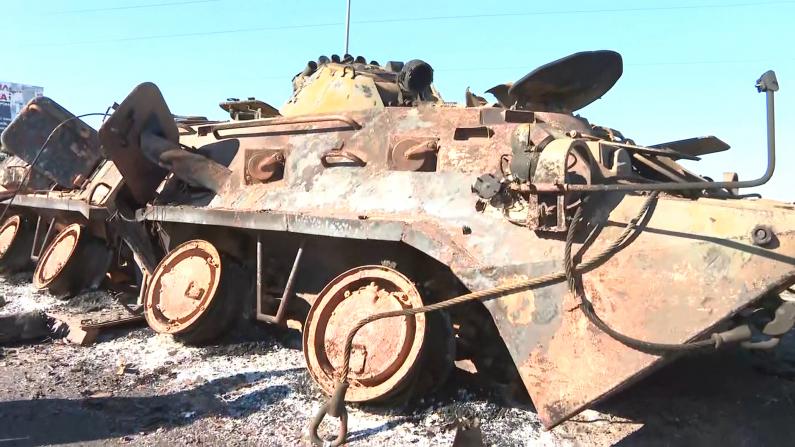 俄乌战场真实惨状：车辆被烧仅剩骨架 士兵尸体遗留现场