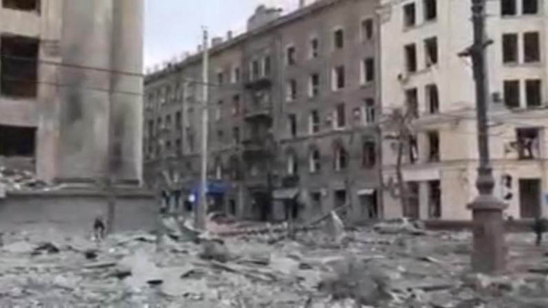 乌第二大城市遭俄军火箭袭击 汽车烧成焦灰废墟冒出浓烟