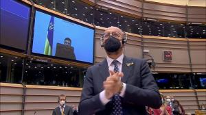 泽伦斯基欧洲议会演讲：为自由而战 翻译哽咽议员起立鼓掌