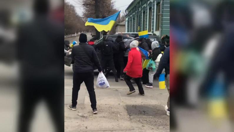 不满俄军控制乌东 乌民众冲击围堵俄罗斯车