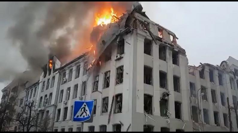 大火吞没乌克兰哈尔科夫警察局大楼 政府机构大学均为俄方目标