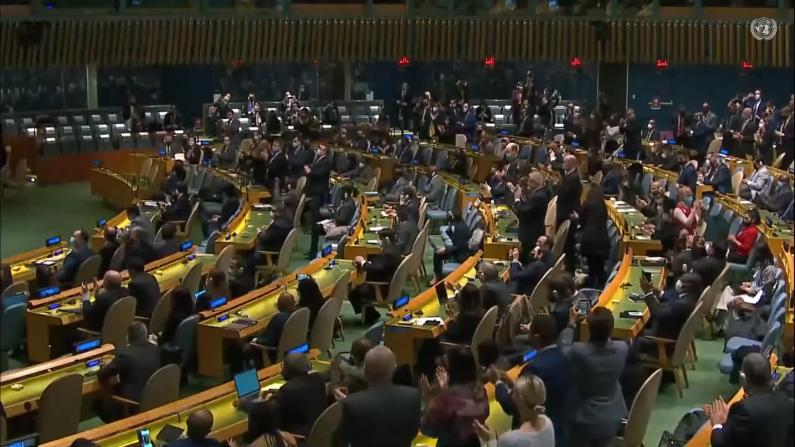 【现场】联合国决议谴责俄罗斯入侵乌克兰 多国代表起立鼓掌