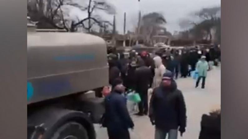 【现场】乌克兰东南边境城市居民排队取水 市长：断电缺粮多日
