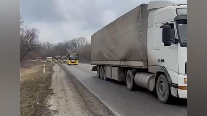 乌克兰开放多条人道主义走廊 派车撤难民送物资