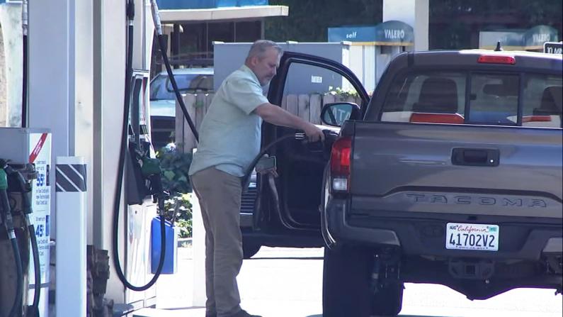 油价飞涨 加州民众排队加便宜汽油