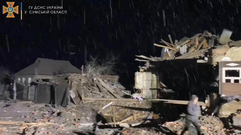 乌克兰苏梅遭俄空袭后：房屋倒塌 碎片满地 救援队黑暗中寻人