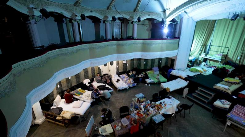 乌东难民涌入利沃夫剧场学校：我们本该有个幸福的未来