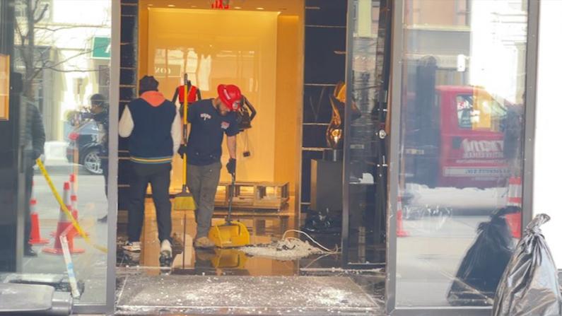 波士顿香奈儿店遭打砸抢 嫌犯开车撞店面